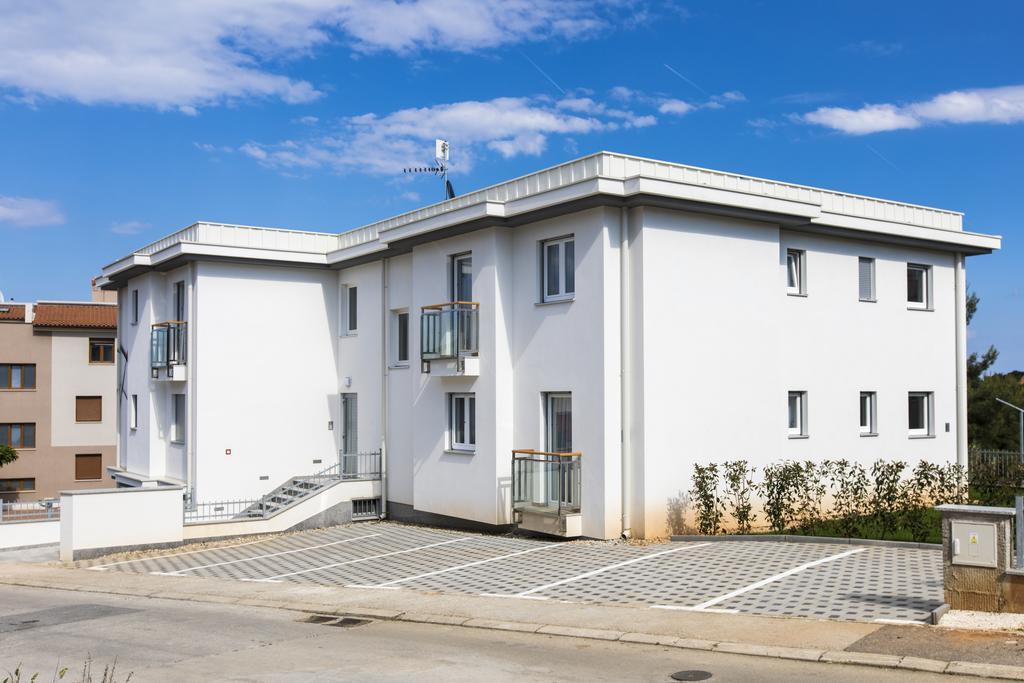 Apartments Lapis Premantura Exterior photo